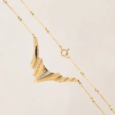 Collier med integrerat hänge med diamanter 0,02ctv enligt gravyr, längd: 46cm, bredd: 0,9-14,6mm, 18K  Vikt: 8,6 g