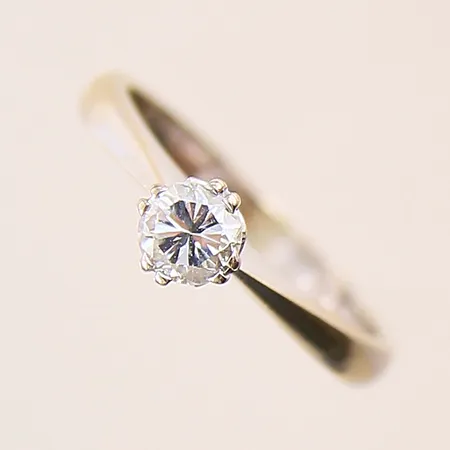 Ring med briljantslipad diamant 0,42ct enligt gravyr, stl: 16½, bredd: 2,5-5,2mm, behov av omrodiering, vitguld, GFAB, 18K Vikt: 3 g