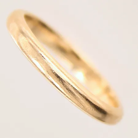 Ring, stl: 19, bredd: 3mm, gravyr, 18K  Vikt: 4,5 g
