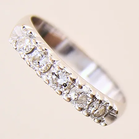 Ring med briljantslipade diamanter 0,80ctv enligt gravyr, stl: 17½, bredd: 3,1-3,7mm, behov av omrodiering, vitguld, 18K  Vikt: 3,5 g
