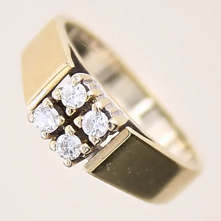 Ring med diamanter 4 x ca 0,03ct, stl: 15¼, bredd: 3-5,2, behov av omrodiering, vitguld, 18K  Vikt: 4,7 g