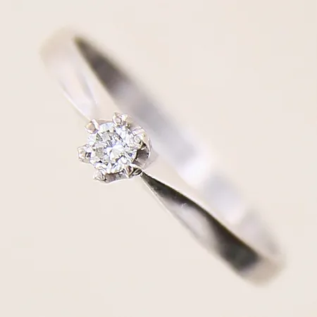 Ring med en briljantslipad diamant ca 0,07ct, stl: 17¼, bredd: 2,1-4mm, Stigbert, vitguld, 18K  Vikt: 2,4 g