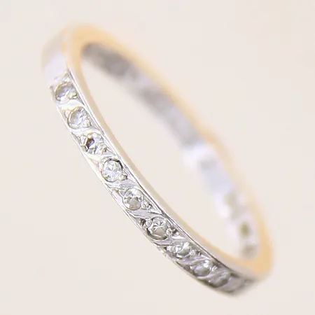 Ring med 8/8 slipade diamanter 10 x ca 0,01ct, stl: 17¼, bredd: 2mm, tvåfärgad, gravyr, 18K  Vikt: 2,7 g