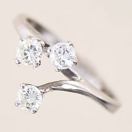 Ring med briljantslipade diamanter 0,48ctv enligt gravyr, stl: 17¼, bredd: 2,4-11mm, avklippt skena, vitguld, 18K  Vikt: 3,5 g