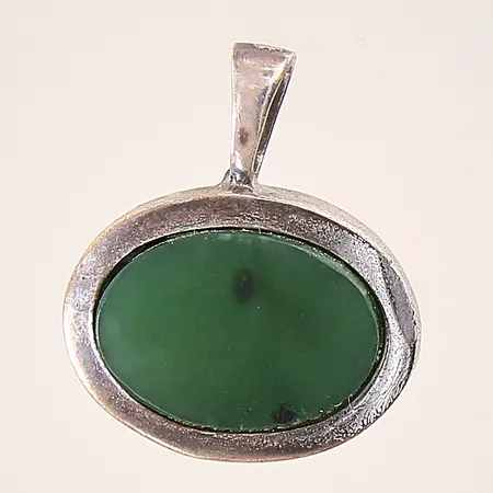 Hänge med grön sten, längd: 23mm, bredd: 2,6-19,6mm, bucklig baksida, silver 830/1000 Vikt: 4,8 g