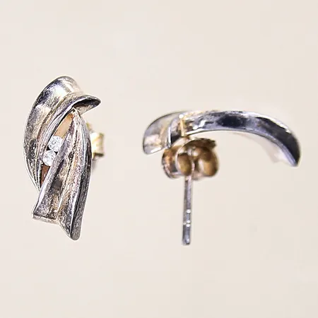Ett par örhängen med vita stenar, 16x6mm, silver 925/1000 Vikt: 3,4 g