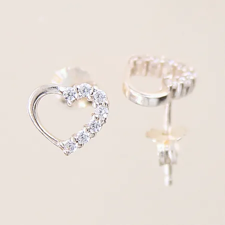 Ett par örhängen med vita stenar, 8,9x7,8mm, silver 925/1000 Vikt: 1,3 g