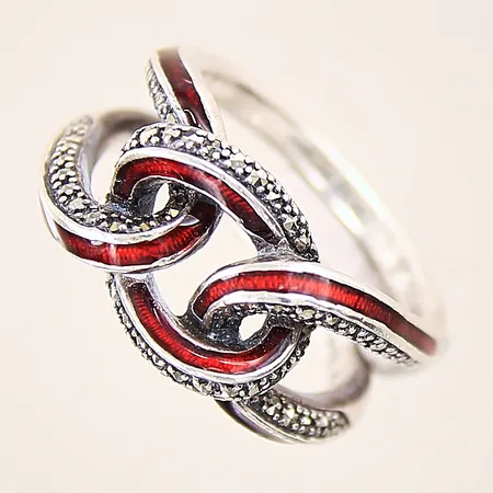 Ring med markasiter samt röda emaljdetaljer, stl: 18½, bredd: 7,8-12,5mm, silver 925/1000 Vikt: 10,4 g