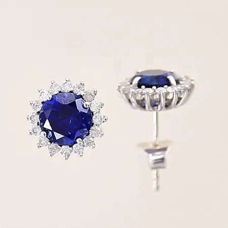 Ett par örhängen med diamanter 16 x ca 0,01ct samt troligen blå safirer, Ø9,6mm, vitguld, 18K  Vikt: 2,8 g