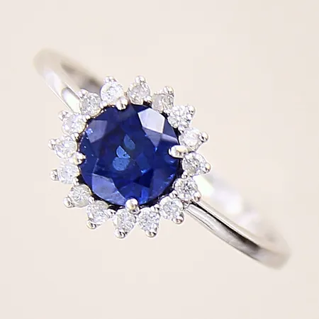 Ring med diamanter 0,20ctv enligt gravyr samt troligen blå safir, stl: 17½, bredd: 1,6-9,6mm, vitguld, 18K  Vikt: 2,7 g