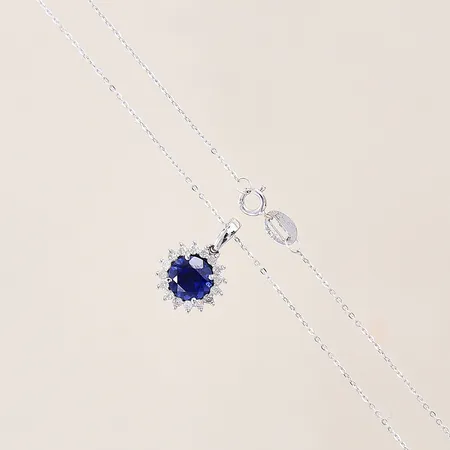 Kedja Ankar med hänge, diamanter 0,18ctv enligt gravyr samt troligen blå safir, längd: 40cm, bredd: 0,8-9,3mm, vitguld, 18K Vikt: 2,1 g