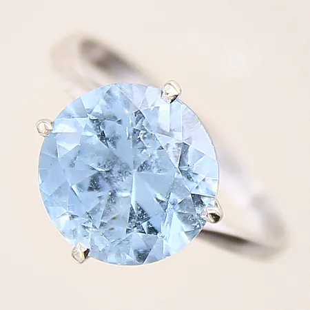 Ring med troligen syntetisk blå spinell, stl: 17¾, bredd: 2-12,5mm, nagg på sten, vitguld, 18K  Vikt: 3,5 g
