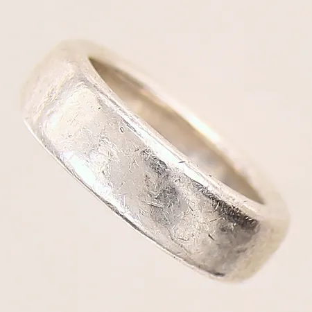 Ring, stl: 17¼, bredd: 6,8mm, repig, silver 925/1000 Vikt: 12 g