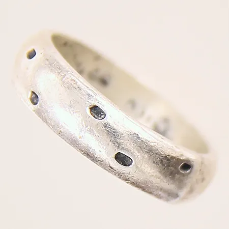 Ring, stl: 17¼, bredd: 5,4mm, skev, silver 925/1000 Vikt: 4,6 g