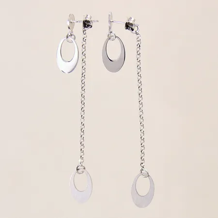 Ett par örhängen, längd: 7,5cm, bredd: 2,1-9,9mm, silver 925/1000 Vikt: 3,7 g