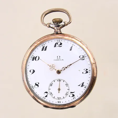 Fickur Omega, manuell, Ø50mm, boett-nr: 7753169, verk-nr: 7407431, innerboett i silver, liten sekundsvisare, oxiderad, en böjd visare, går ej, silver 800/1000, bruttovikt: 89,3g.