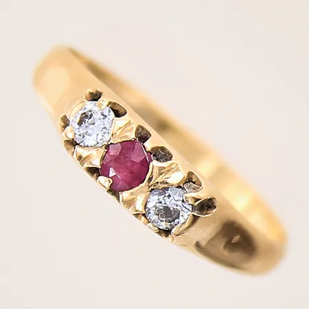 Ring med syntetisk rubin samt vita stenar, stl 17, bredd 2-4mm, klor med slitage, stenar med nagg, 18K  Vikt: 2,2 g
