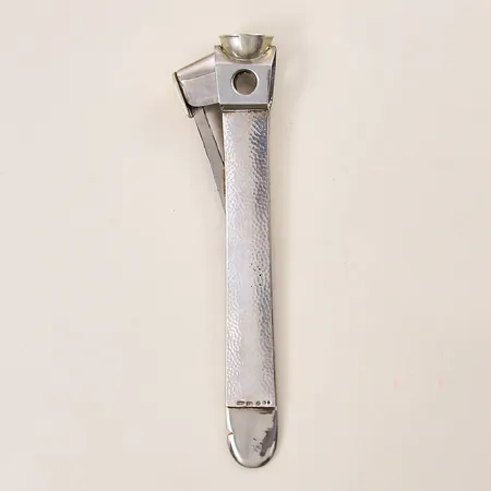 Cigarrsnoppare med hamrad dekor, längd 15,5cm, mindre fläckar, silver 830/1000 Vikt: 94,9 g
