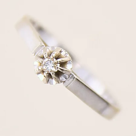 Ring med diamant ca 0,005ct, stl: 16, bredd: 1,9-4,8mm, vitguld, 18K Vikt: 1,8 g