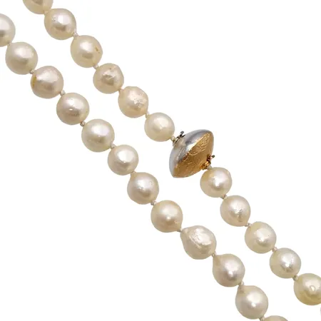 Pärlcollier, jämnbred modell med större tvåfärgat lås i 18K guld, design PER BORUP Danmark (P. Bo), låsets storlek 16 x 11 mm, låsets vikt 5,8g, collierets totala längd 41 cm, odlade pärlor Ø 8,5 mm, blåvitrosa ton, fint skick