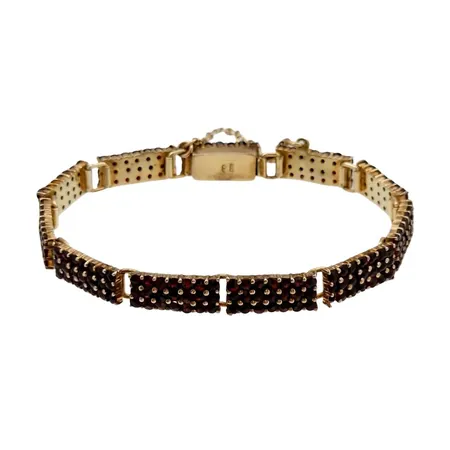 Armband med Granater, förgyllt silver 900/1000, inre mått 17 cm, bredd 6,5 mm, oidentifierad tillverkarstämpel, en sten saknas, för övrigt utan anmärkning, säkerhetskedja, fint skick Vikt: 15,9 g