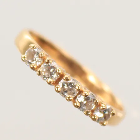 Ring med vita stenar, stl 18, bredd 2mm, 18K Vikt: 1,1 g