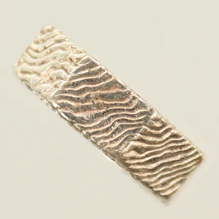 Ring oktagon med mönster på utsidan, stl 17¼, bredd 6mm, 925/1000-delar 4,4g Vikt: 4,4 g