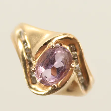 Ring med lila och vita stenar, stl 17½, bredd 2-13mm, 10K 4g totalt