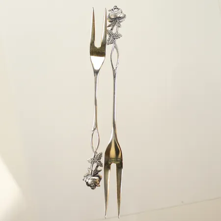 Två uppläggningsgafflar, längd 14, respektive 12 cm, silver, 830/1000 Vikt: 19,4 g
