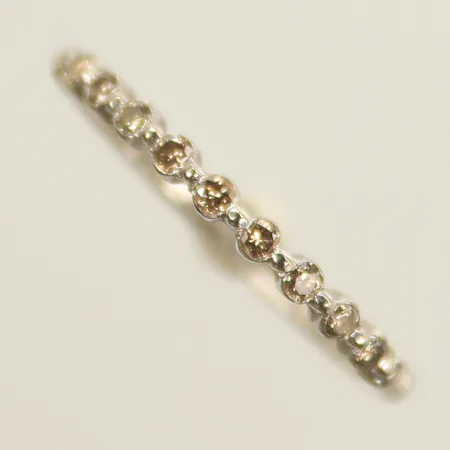 Ring med diamanter totalt ca 0,10ct, stl 17½, bredd ca 1mm, gravyr, vitguld, 18K Vikt: 2,6 g