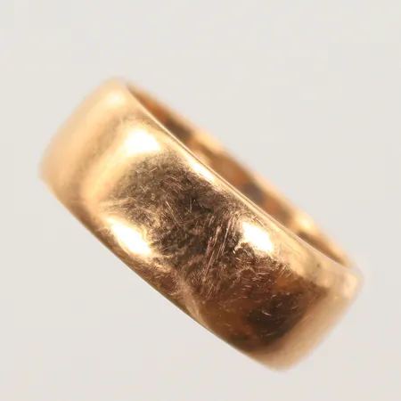 Ring stl 18¼, bredd 6mm, gravyr, 18K Vikt: 9,7 g