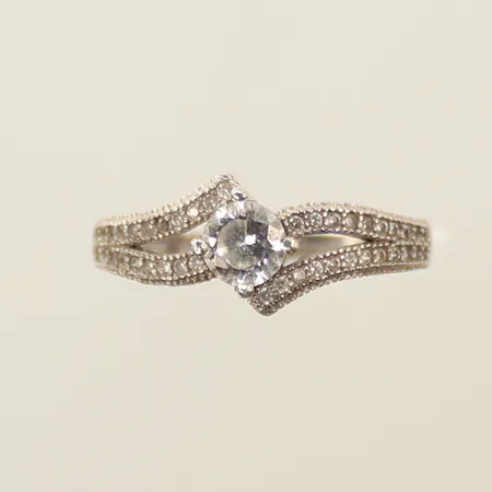 Ring med vita stenar, stl 17¼, silver, 925/1000 Vikt: 2,5 g