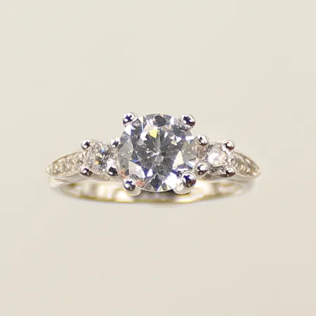 Ring med vita stenar, stl 17½, silver, 925/1000 Vikt: 2,8 g