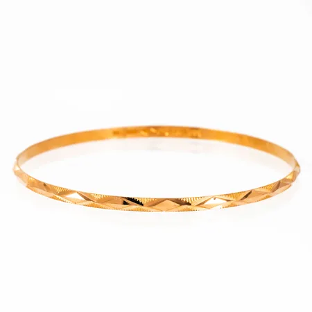 Armring i 22K guld: Ø 66 mm med facetterat mönster. Det är 3,2 mm brett och väger 9,3g. Stämplad 916.