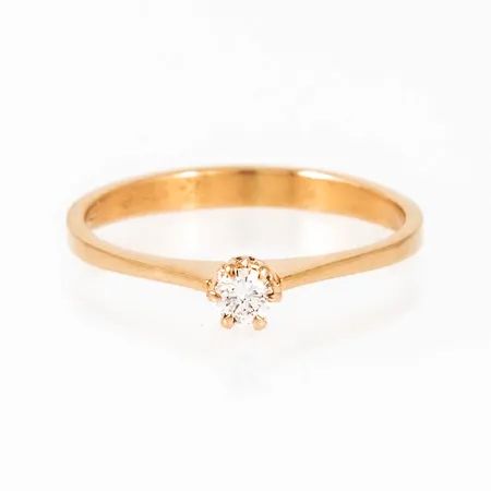 Stjärnring "Pallas" i 18K guld med en briljantslipad diamant 0,10ct Tw/si. Den är i storlek 16¾+ och väger 1,8g. Skenans bredd 1 - 2,3 mm. Stämplad HS (Hans Strömdahl AB, Stockholm), 18K, kattfot & stjärnringen stjärnan. Stenstorlek ingraverad.