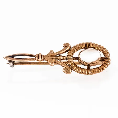 Brosch i 14K guld med cabochonslipad månsten. Den är 11 x 33,5 mm och väger 2,0g. 