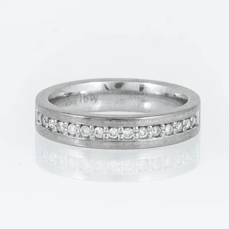 Ring i 18K vitguld med 15 x 0,01ct briljantslipade diamanter. Den är i storlek 16, är 4 mm bred och väger 5,7g. Stämplad SCHALIN, 18K & Kattfot. Stenstorlek ingraverad.