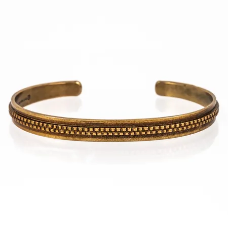 Armring Kalevala Koru, Finland. Mått 61 x 48 mm, omkrets 17,5 cm, bredd 5 - 7mm, brons. Originalask medföljer.