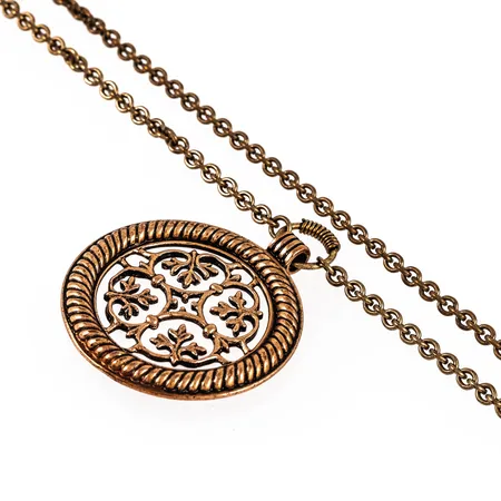 Collier "Tuukkalan" i brons, Kalevala Koru, Finland. Hängets mått Ø 45 mm, kedjans längd 70 cm.