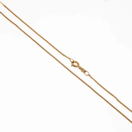 Kedja, venezia i 14K guld. Den är 41,5 cm lång, 0,7 mm bred och väger 1,5g. Springring. Ojämnheter.