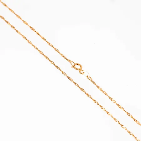 Kedja, singapore i 18K guld. Den är 45cm lång, 1,4 mm bred och väger 1,8g. Springring. 