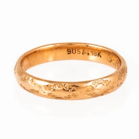 Graverat guld i 18K. Vikt: 3,7g. 