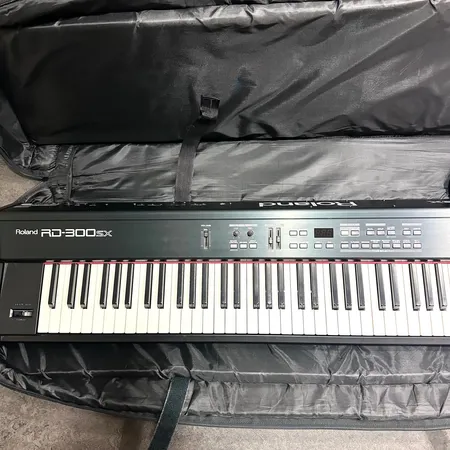 Synth Roland RD-300 SX, serie-nr: ZT22204, strömsladd, ljudadapter, mjukt fodral, pedal Specialfrakt, kontakta pantbankskontoret för mer information.