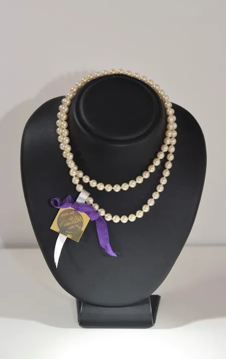 Pärlhalsband Velina Reina Made In Manacor, längd 83 cm, bredd 7,66 mm. Metallås .Nyskick! Vikt: 65,8 g