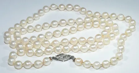  Pärlhalsband silverlås ,längd 69cm, bredd  6 mm,   Vikt: 32,8 g