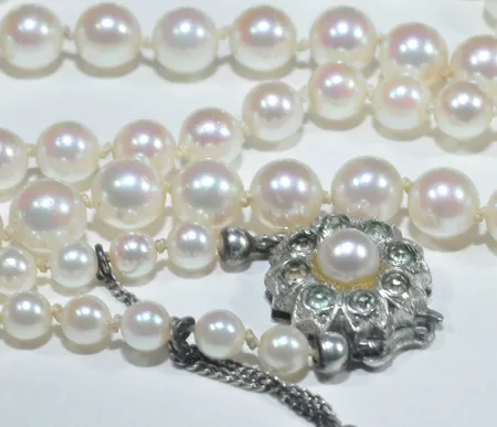 Pärlhalsband silverlås breed 4-8 mm, längd 73cm, + säkehetskedjar Vikt: 25,4 g