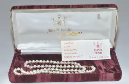 Pärlcollier (Jersey Pearl) med box lås guld 9k lås,längd 60 cm, bredd 6 mm.