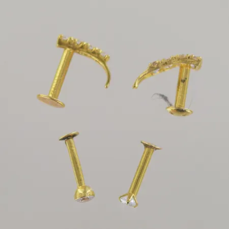 Ett par örhängen hjärta med stenar B 9 mm, vitguld/rödguld 14k Vikt: 2 g