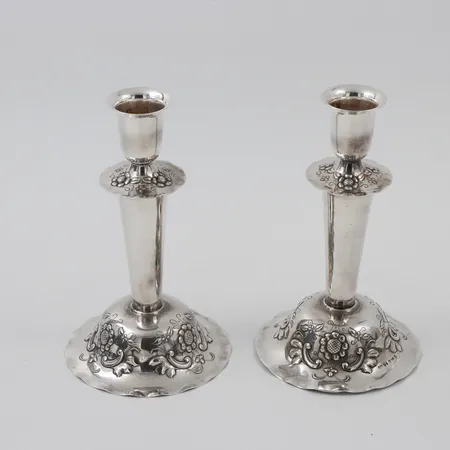 Ett par ljusstakar mönstrade, höjd 16cm, fyllda bottnar, Guldsmedsaktiebolaget I Stockholm 1951, silver  Vikt: 420 g
