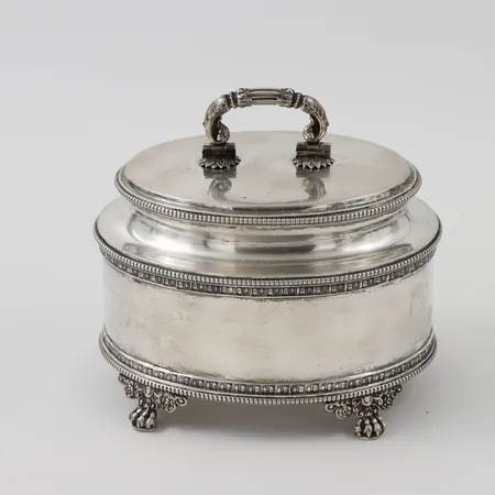 Skrin Empirestil, dekorerat med bla tassfötter, G.A.B 1905, längd 14 cm, Silver. Vikt: 493,6 g
